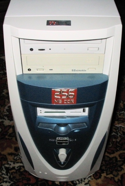 Один из моих системников, собранный на Athlon XP 2800+