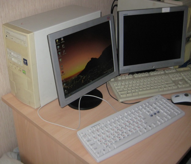 Компьютер P800, скромно стоящий на отведенном для него месте