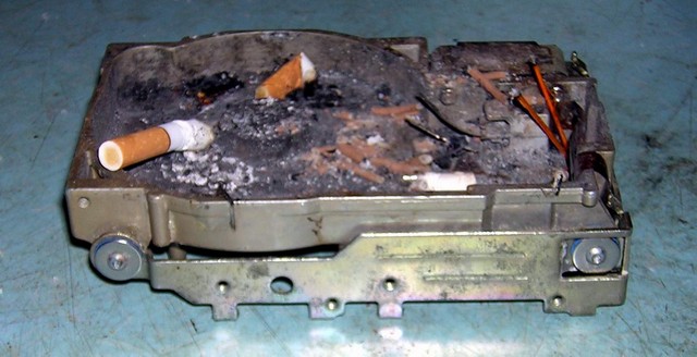 Мегарулезная пепельница из старого жесткого диска :-). Фото Galex