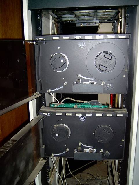 MERA-CAMAC 1300. Накопитель на магнитной ленте, только дверца открыта. Фото - Yason