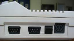 Вид справа: разъем питания, тумблер включения, порты подключения дисководов или кассетного магнитофона
